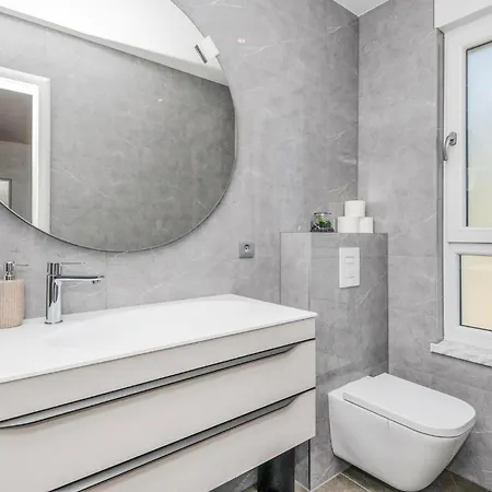 Dom wakacyjny Amazing In With 3 Bedrooms, Jacuzzi&outdoor Swimming Pool