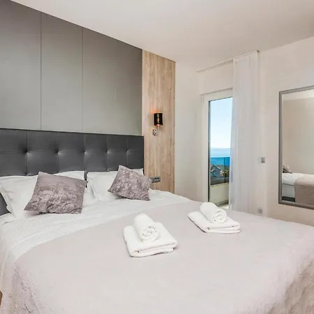 Dom wakacyjny Amazing In With 3 Bedrooms, Jacuzzi&outdoor Swimming Pool *