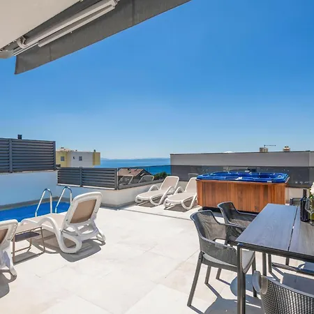 Dom wakacyjny Amazing In With 3 Bedrooms, Jacuzzi&outdoor Swimming Pool Makarska