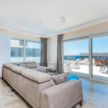 Amazing In With 3 Bedrooms, Jacuzzi&outdoor Swimming Pool *