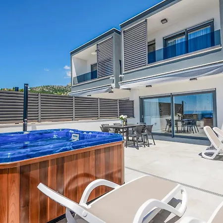 Amazing In With 3 Bedrooms, Jacuzzi&outdoor Swimming Pool