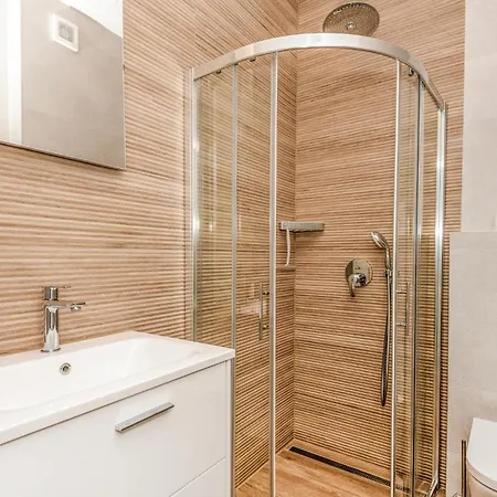 Dom wakacyjny Amazing In With 3 Bedrooms, Jacuzzi&outdoor Swimming Pool