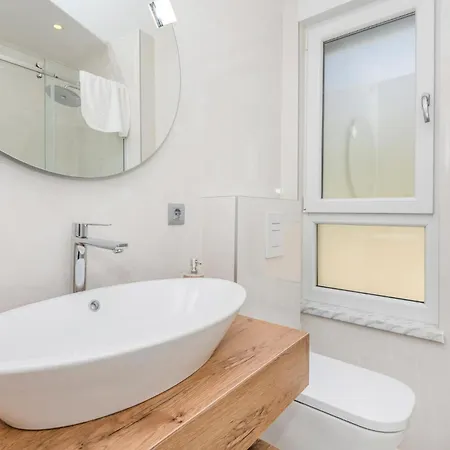 Amazing In With 3 Bedrooms, Jacuzzi&outdoor Swimming Pool *