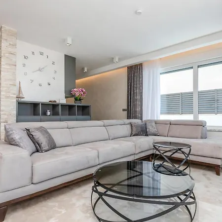 Amazing In With 3 Bedrooms, Jacuzzi&outdoor Swimming Pool