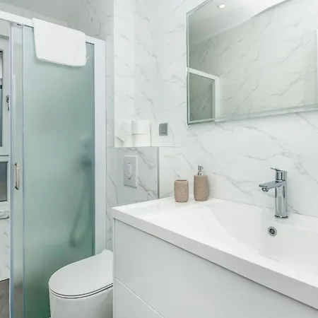 Amazing In With 3 Bedrooms, Jacuzzi&outdoor Swimming Pool